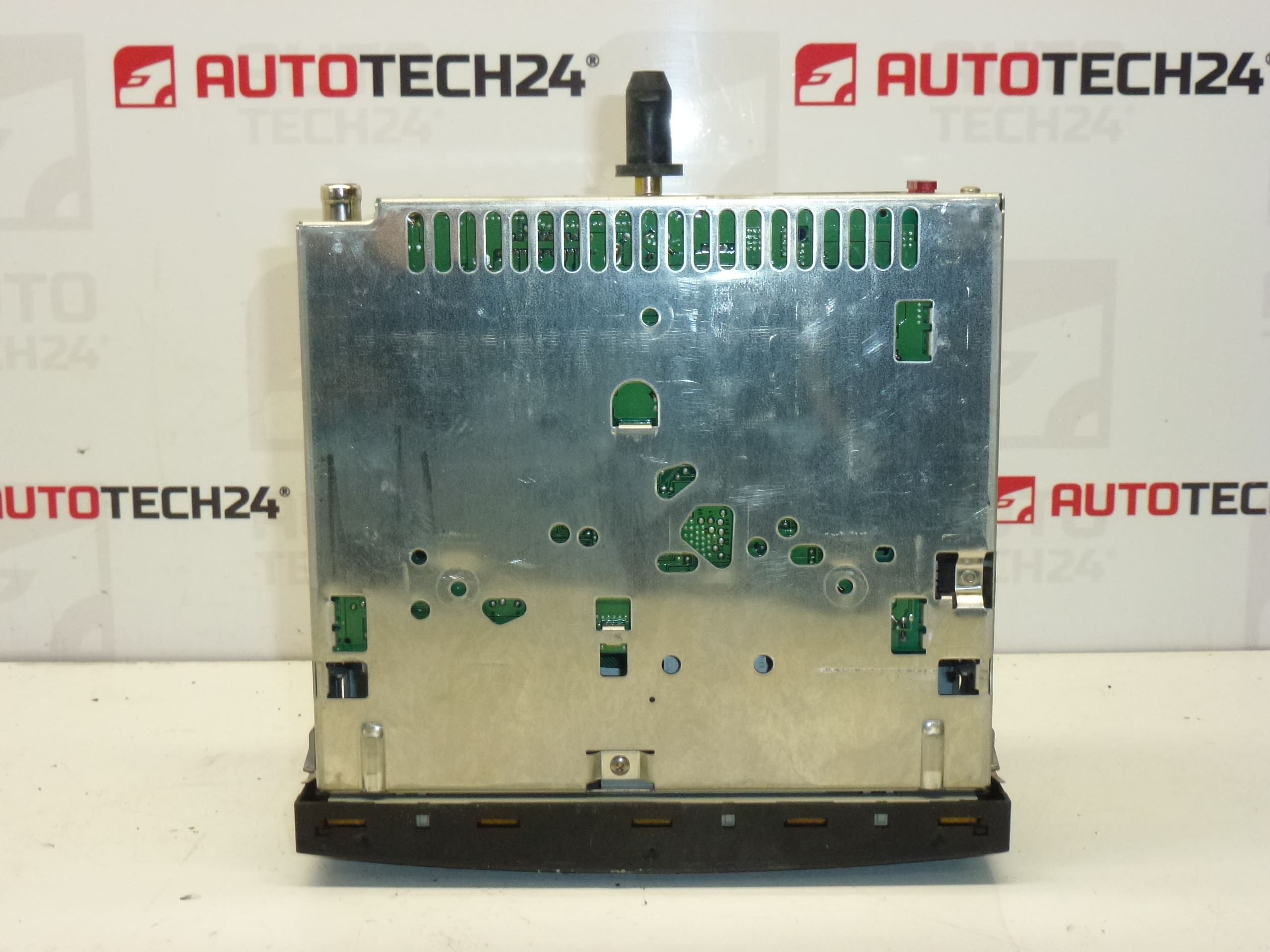 Autoradio Clarion pour Citroën/Peugeot 96565718XT 6564LT – Image 2