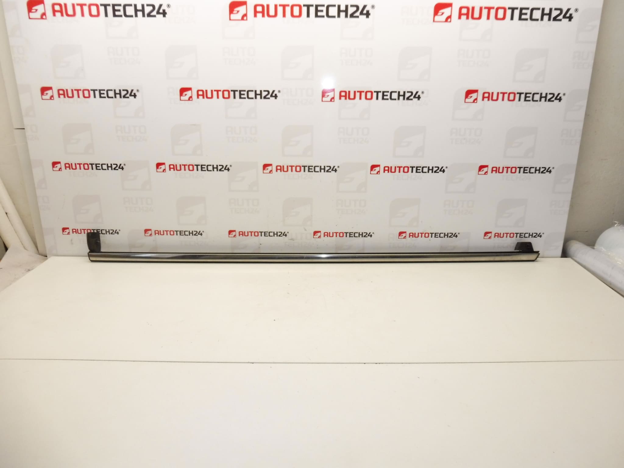 Baguette CHROME de porte arrière gauche Citroen C4 Picasso 9334N9