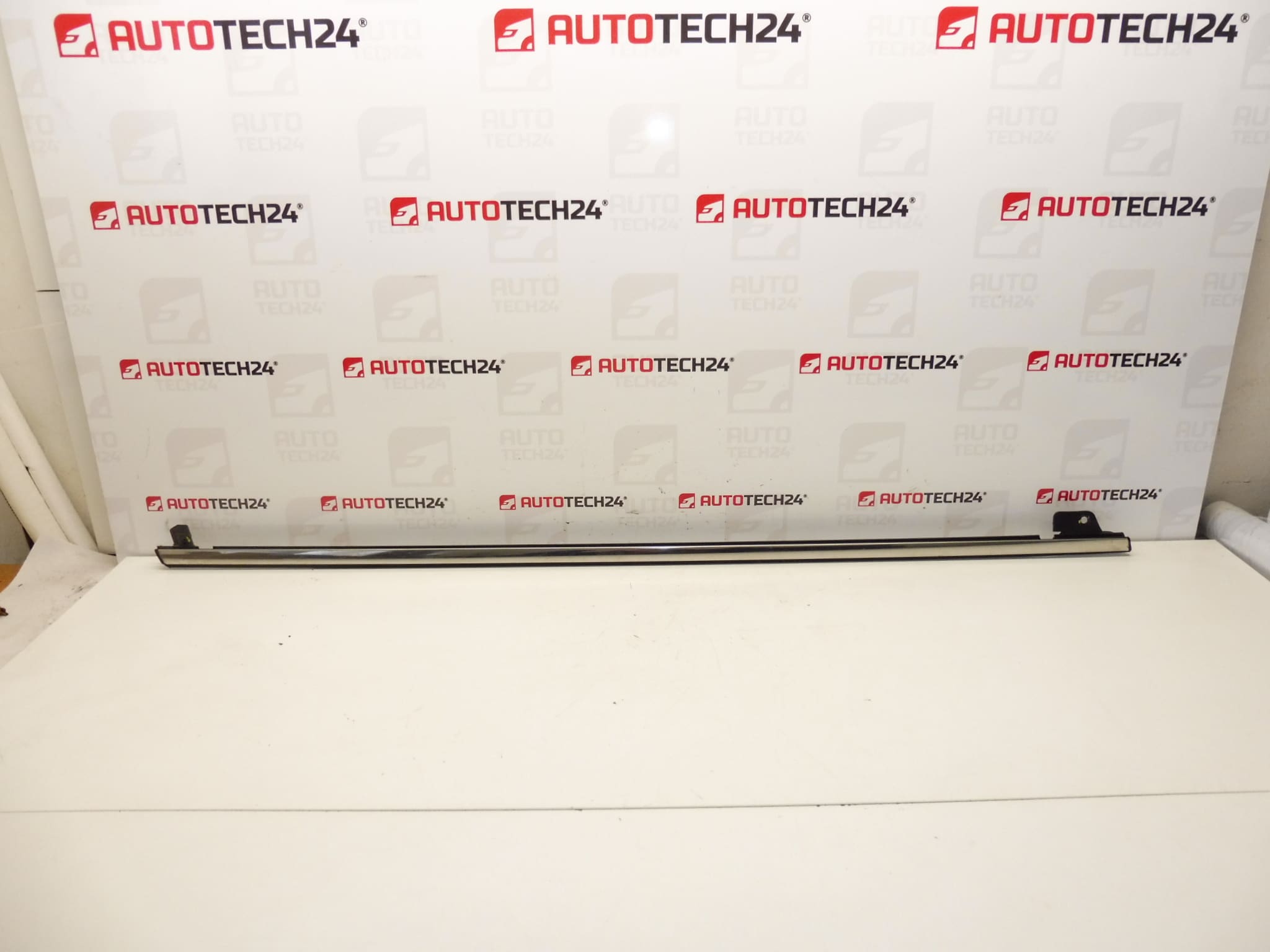 Baguette CHROME de porte avant droite Citroen C4 Picasso 9334P8