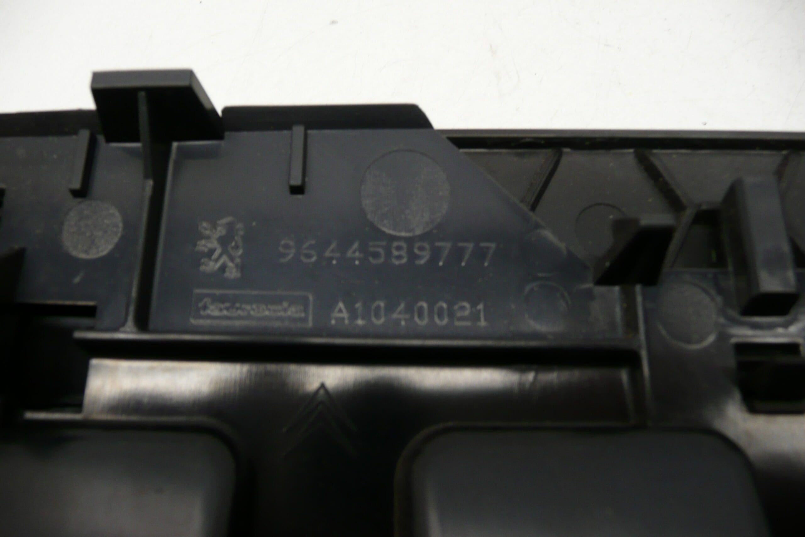 Grilles d'aération centrales d'occasion pour Peugeot 407 - 9644589777 8265L2 – Image 2