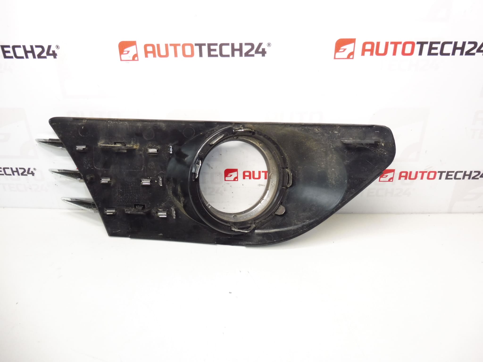 Cadre gauche du projecteur antibrouillard d'occasion pour Peugeot 5008 - réf. 021302 745305 – Image 2
