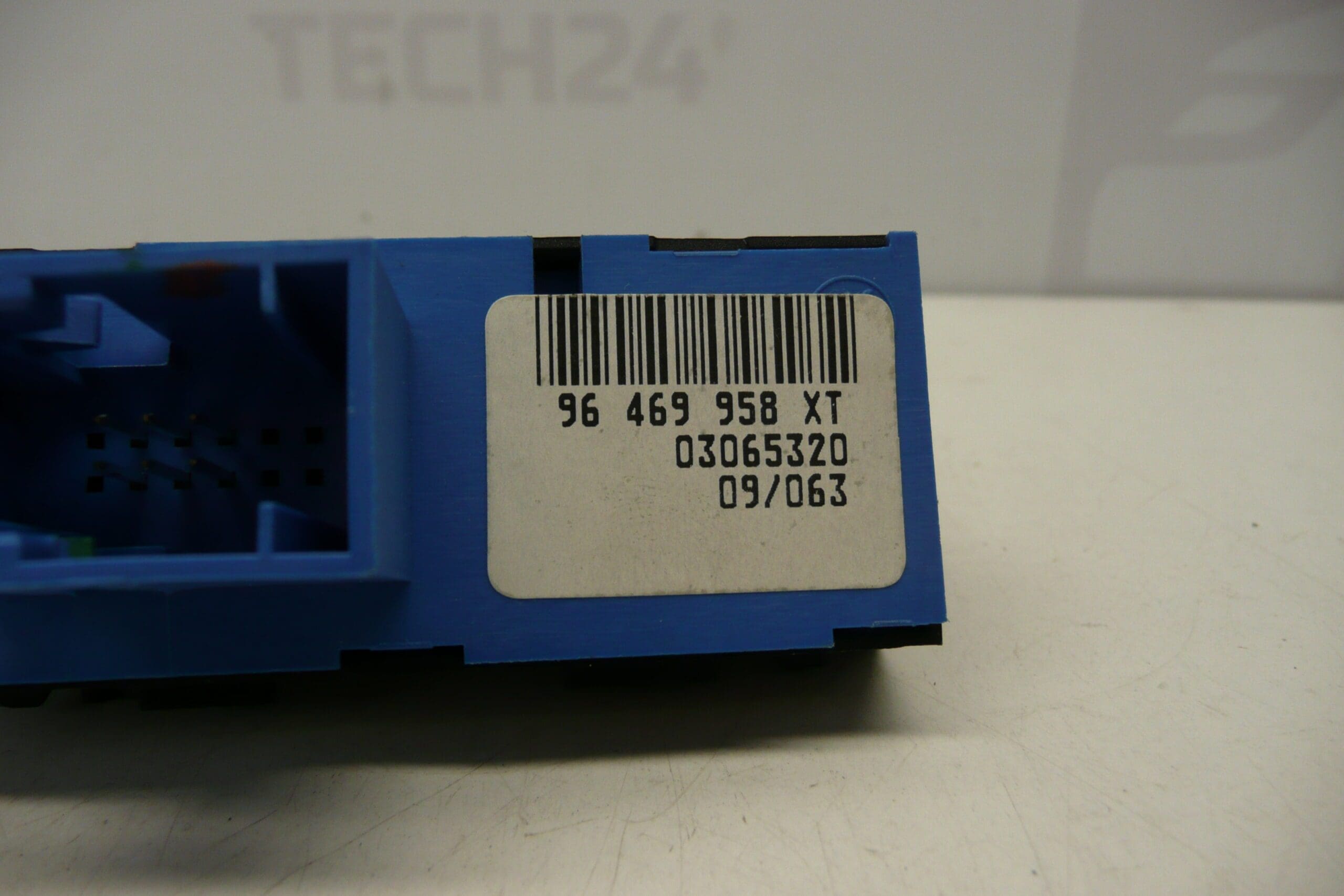 Interrupteur PDC et verrouillage centralisé Peugeot 407 96469958XT 6554EY – Image 2