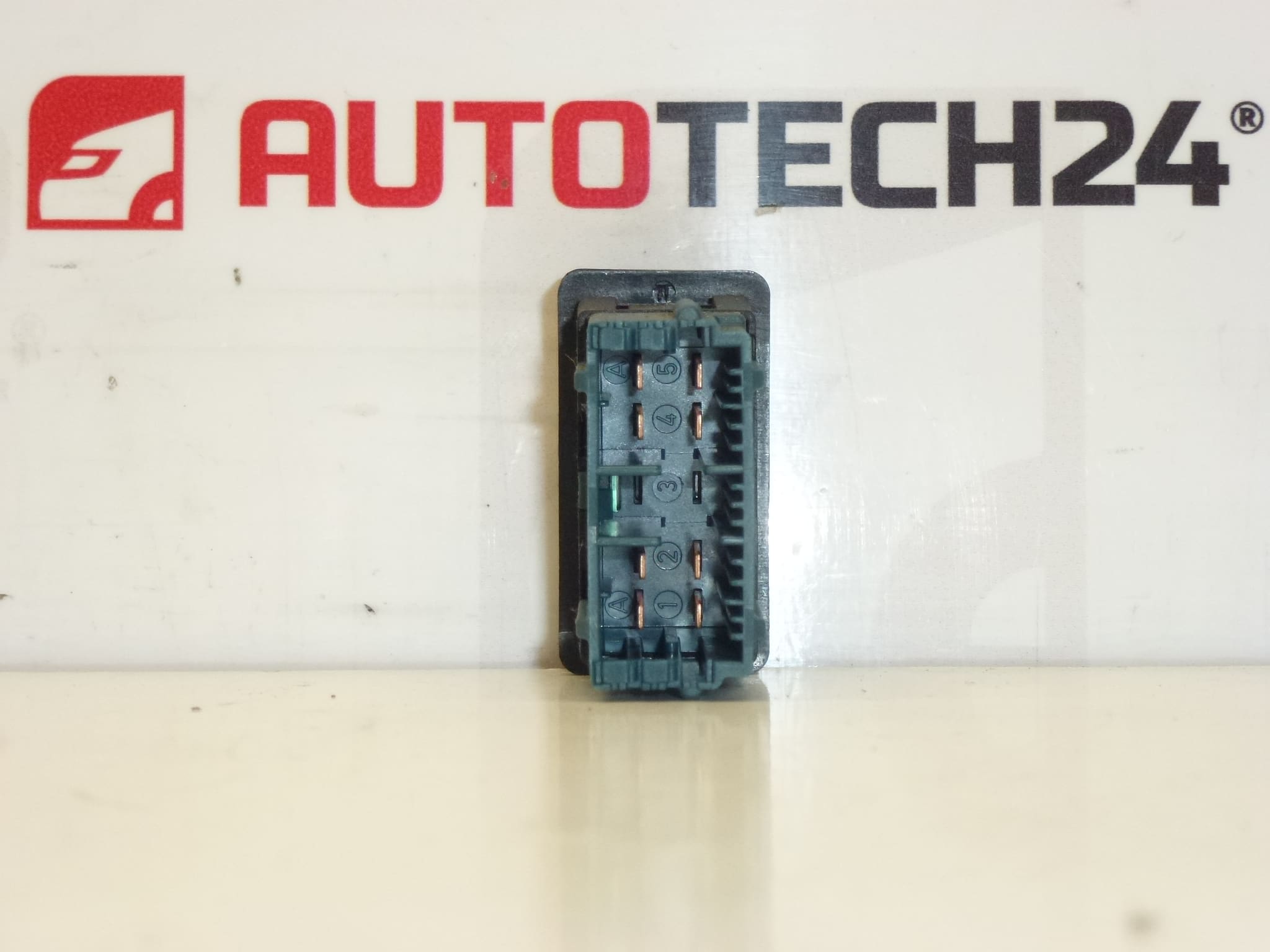 Commande d'éclairage intérieur Citroën/Peugeot 655421 – Image 2