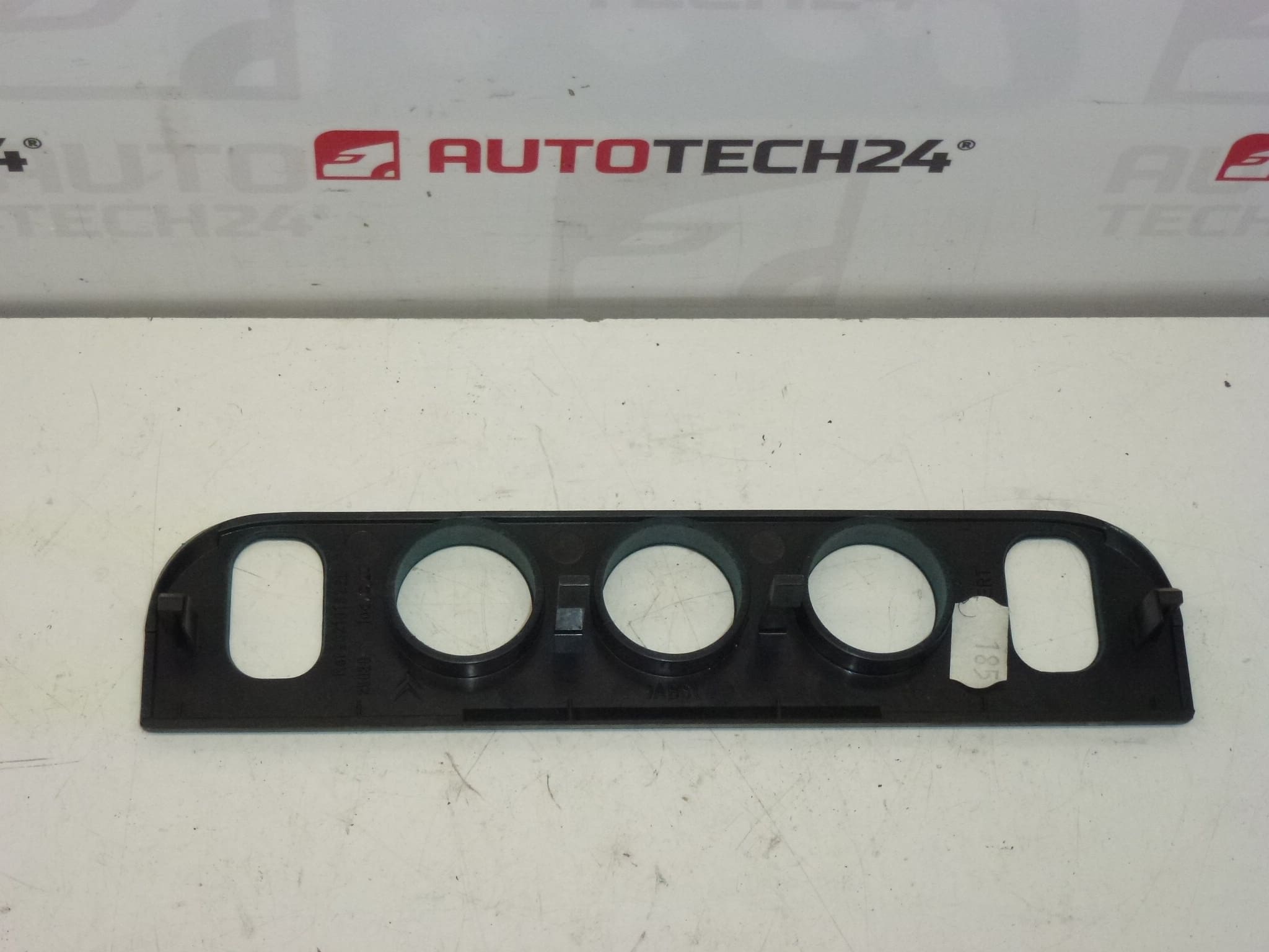 Cache des commutateurs du tableau de bord pour Citroën Berlingo I et Peugeot Partner I 96210132ZL 8212ER – Image 2