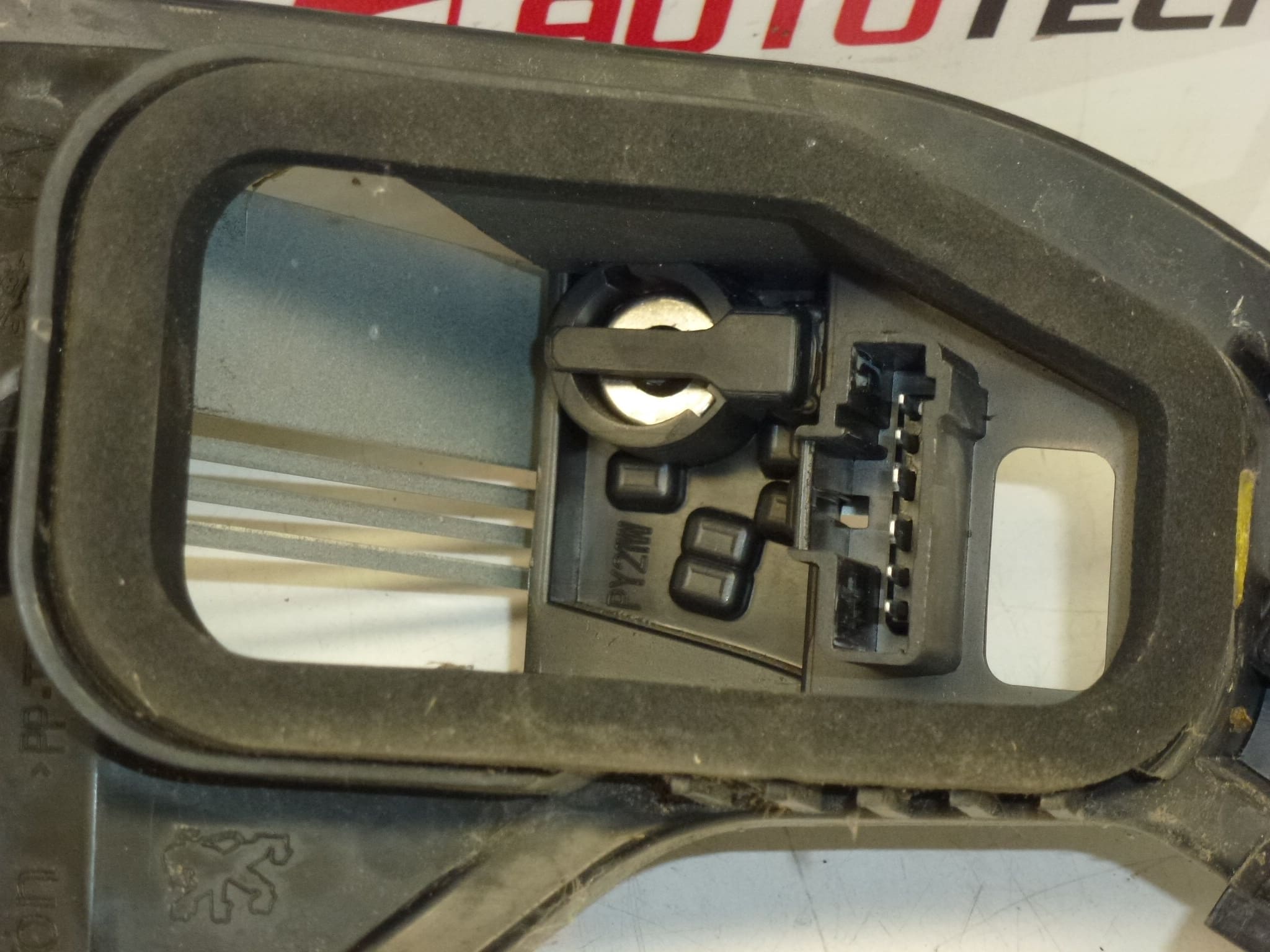 Douille d'ampoule pour feu arrière gauche Peugeot 207 6350Y7 – Image 2