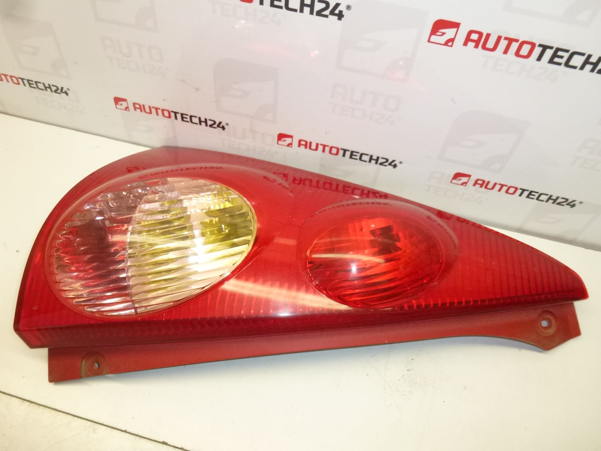Lampe Arrière Gauche avec Douille Peugeot 107 6350X6 – Image 2