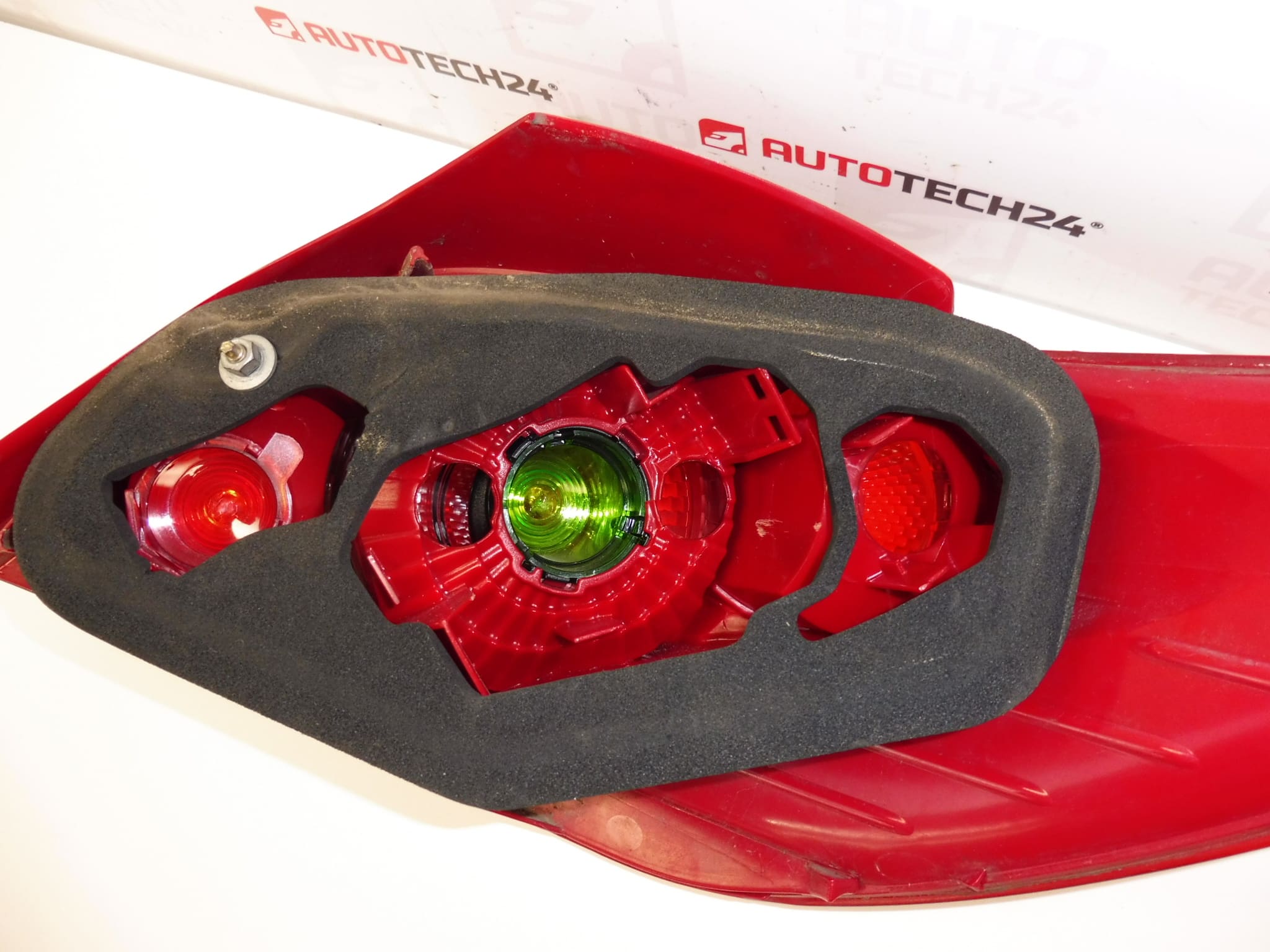 Feu arrière gauche Peugeot 307 557676 6350X0 – Image 2