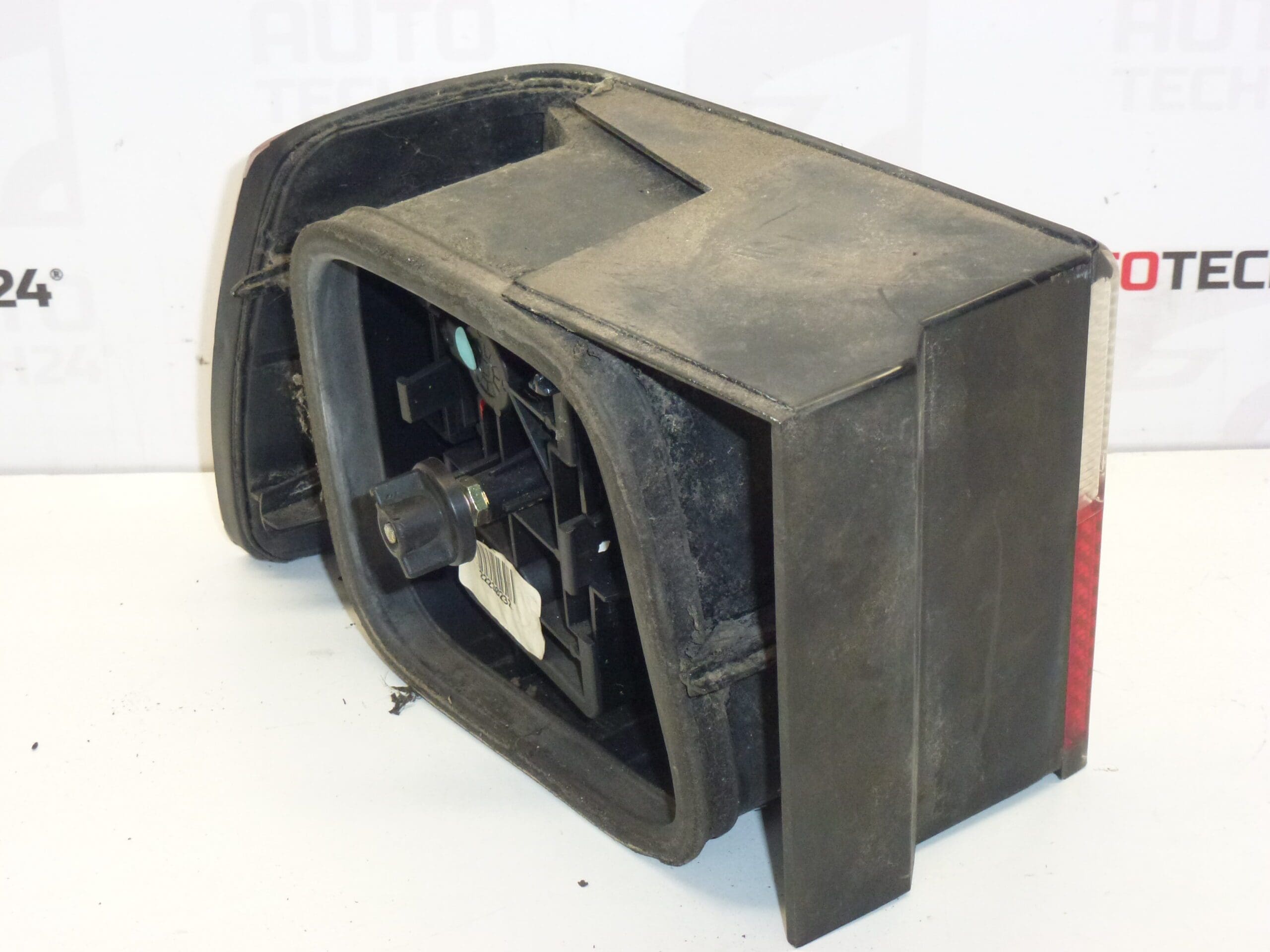 Feu Arrière Droit Sur Aile Citroën Xantia 6351K0 – Image 2