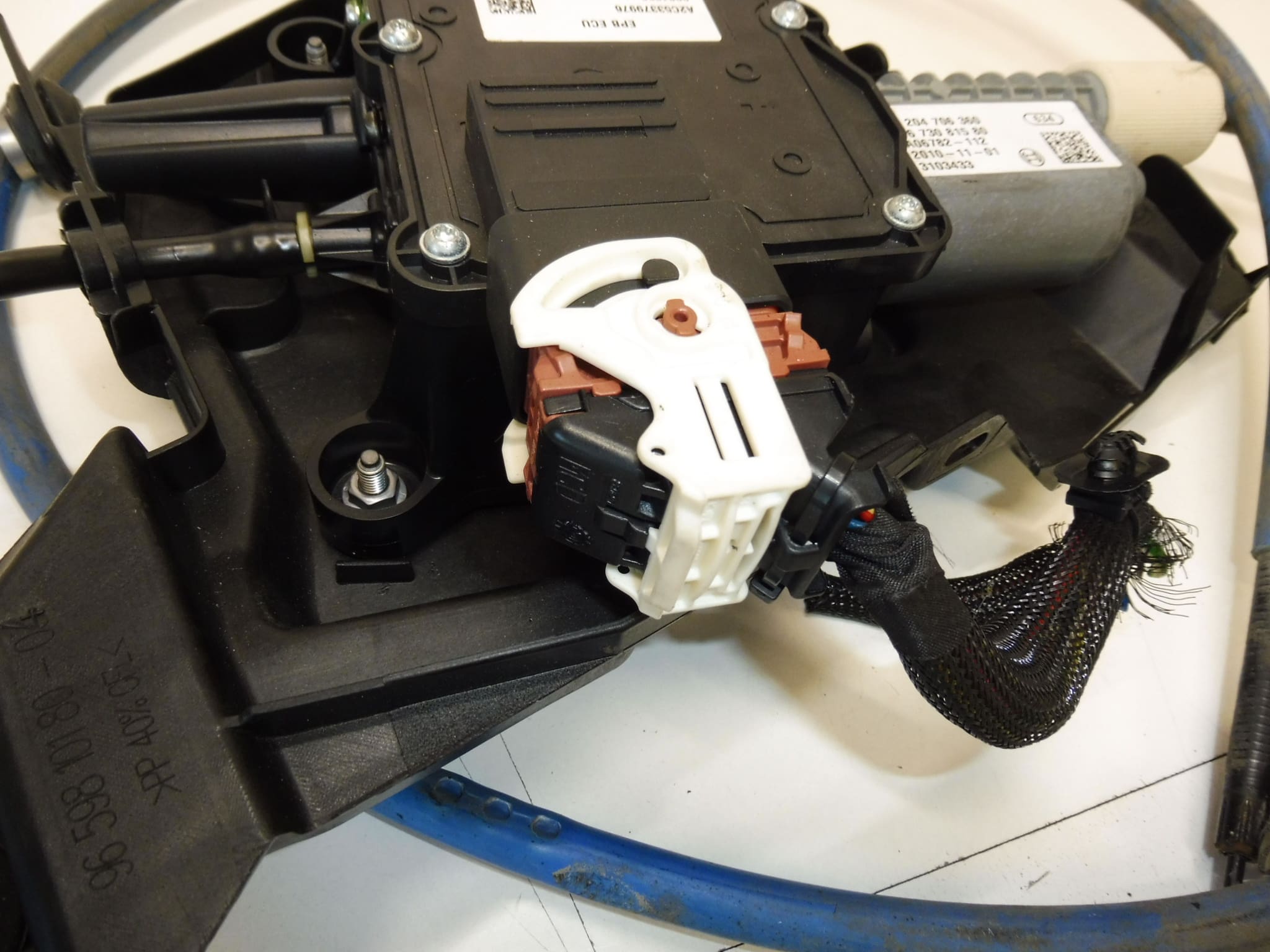 Mécanisme de frein de stationnement électronique Peugeot 5008 I 0204706360 9673081580 470219 – Image 2