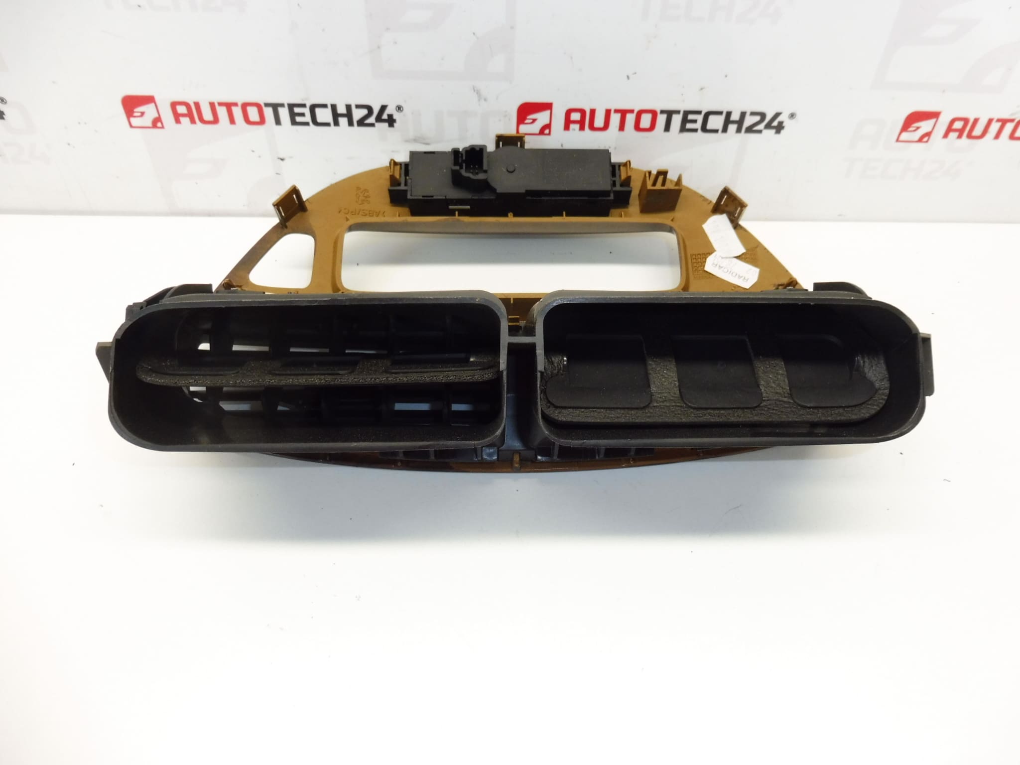 Panneau central avec bouches d'aération et commandes pour Peugeot 607 8265G0 – Image 2