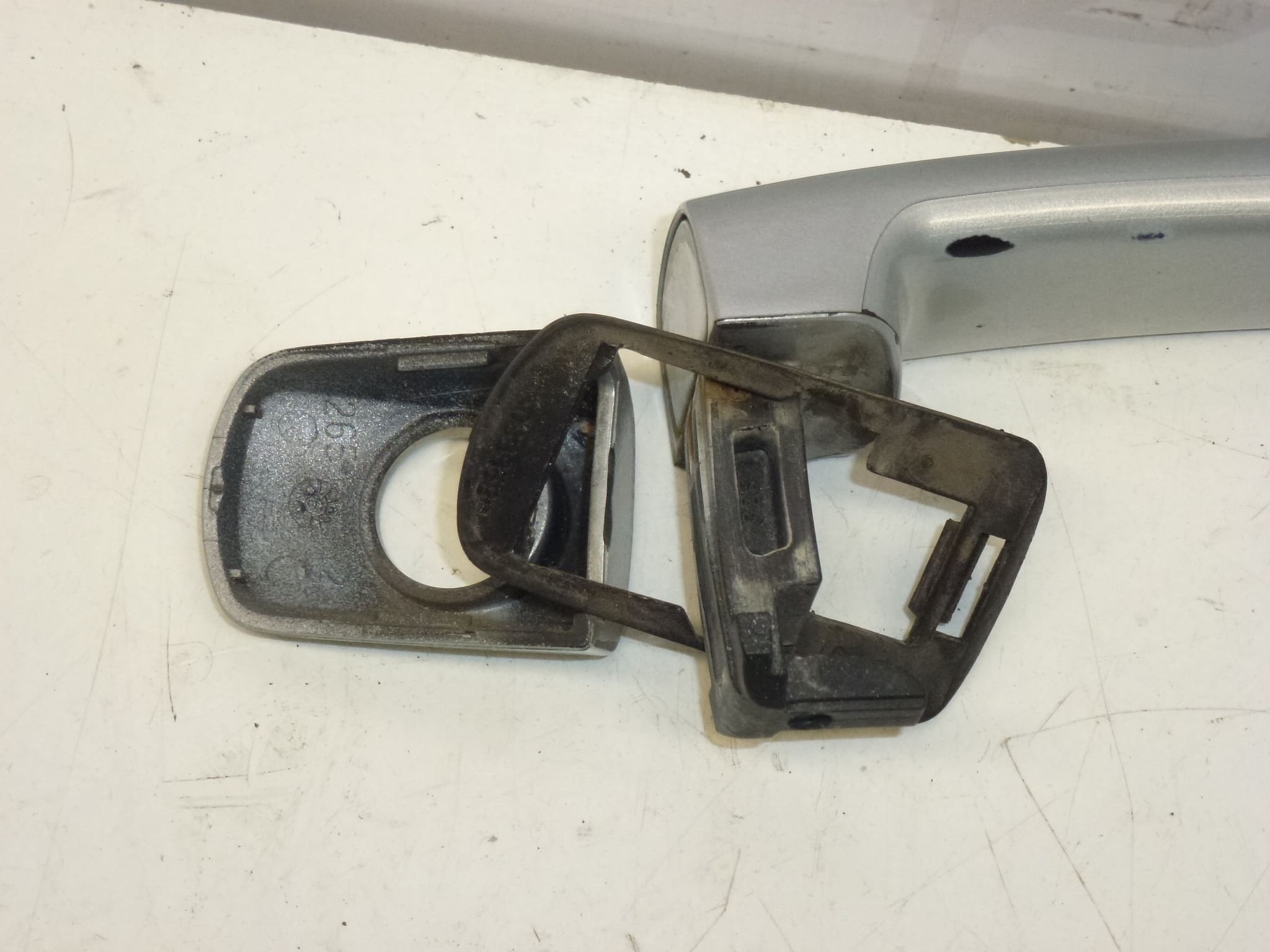 Poignée de porte avant gauche d'occasion Citroën/Peugeot EZRC 9101EP – Image 2