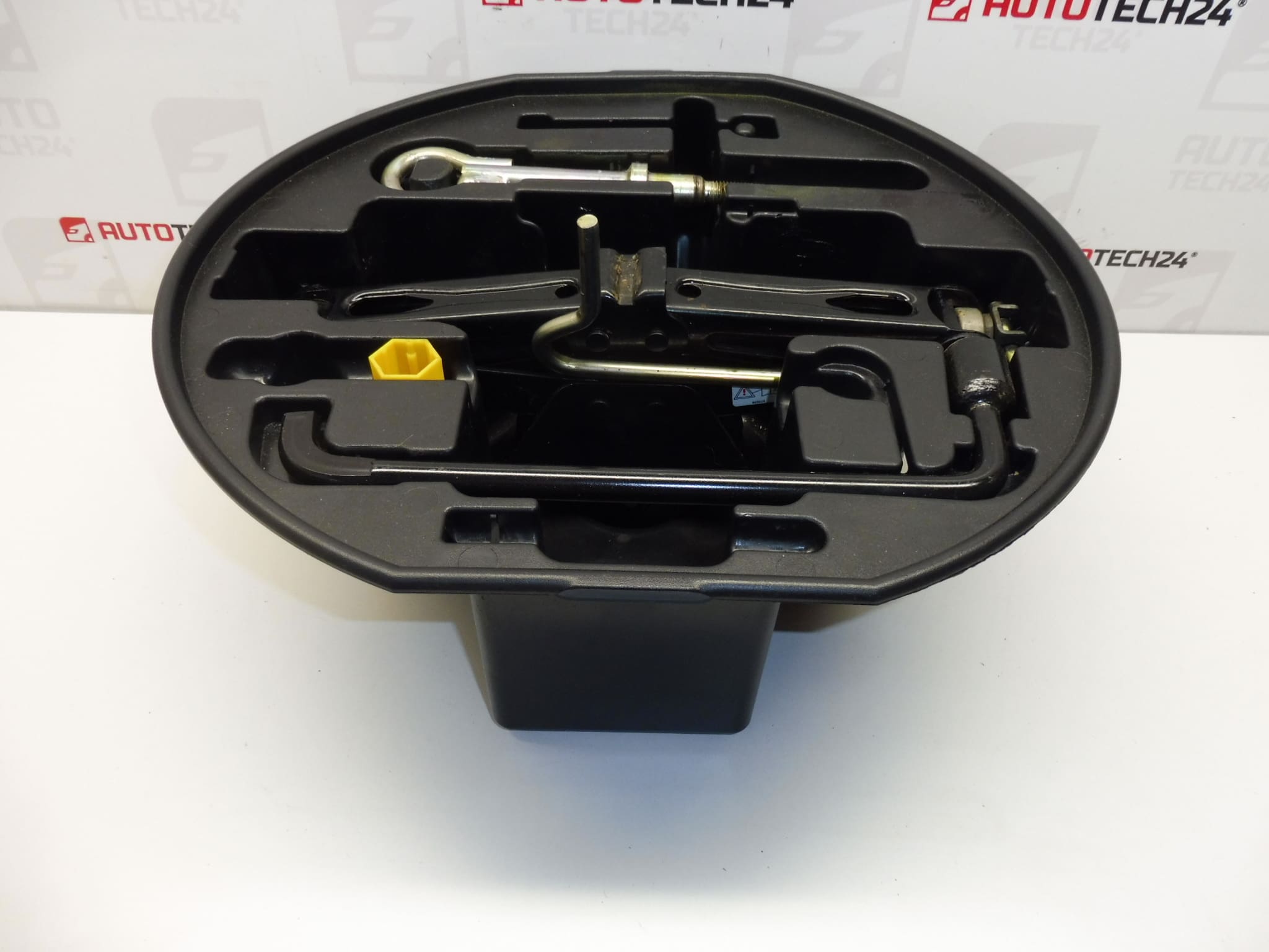 Outil, levier, clé, anneau de remorquage Peugeot 307 673687 672594 671739