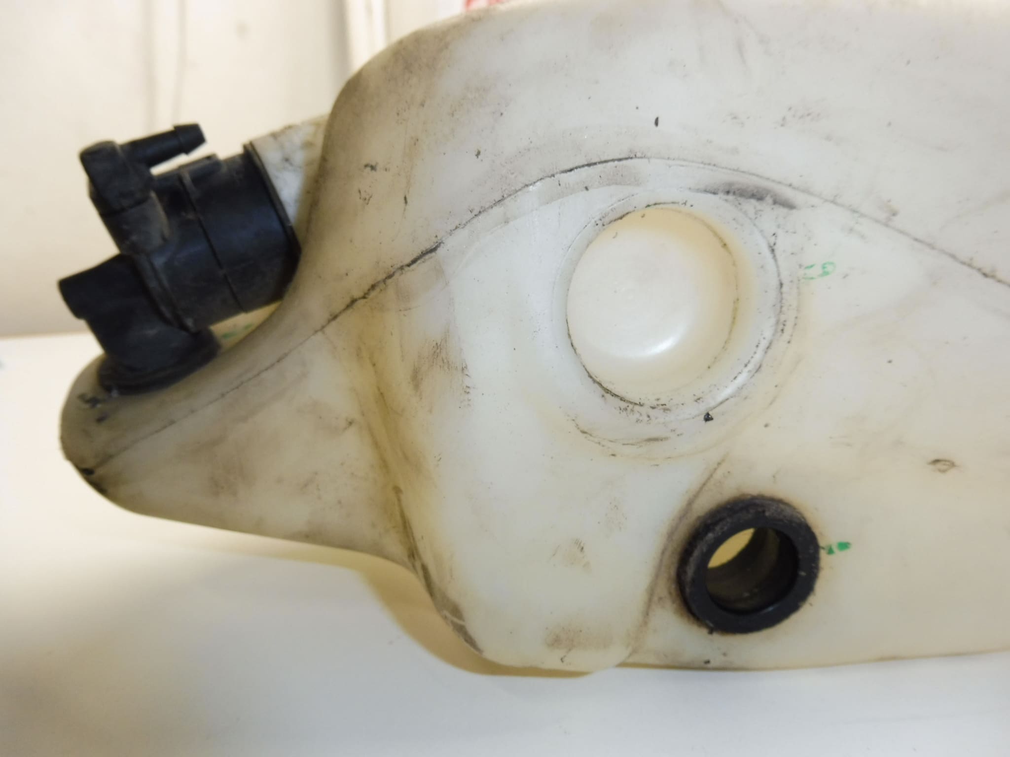 Réservoir de lave-glace Citroen Peugeot 607 9638831080 9638831180 643198