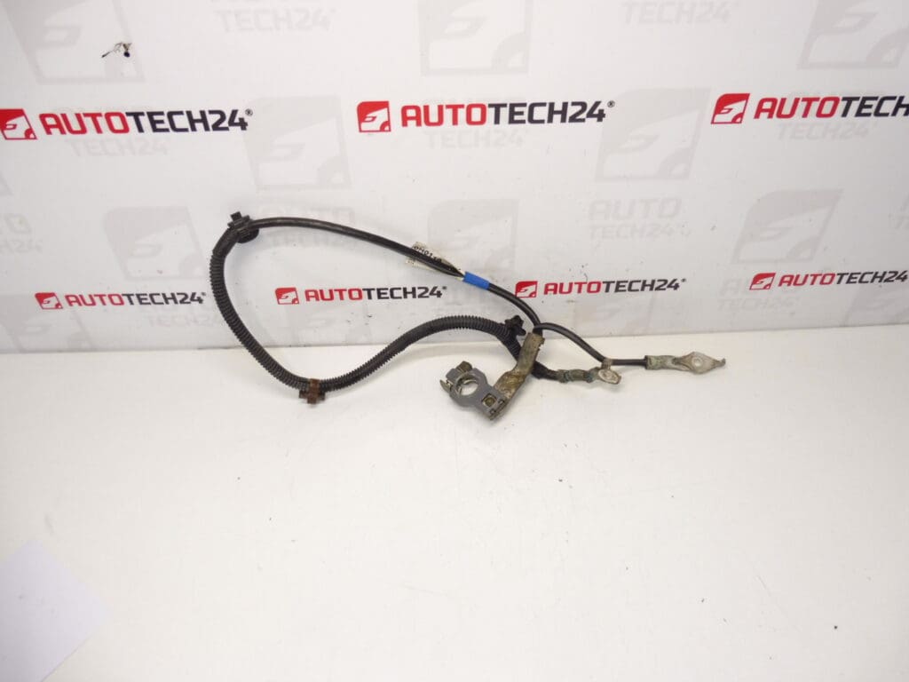 À l'arrière de la batterie de poteau négatif Citroën C1 Peugeot 107 5642HC