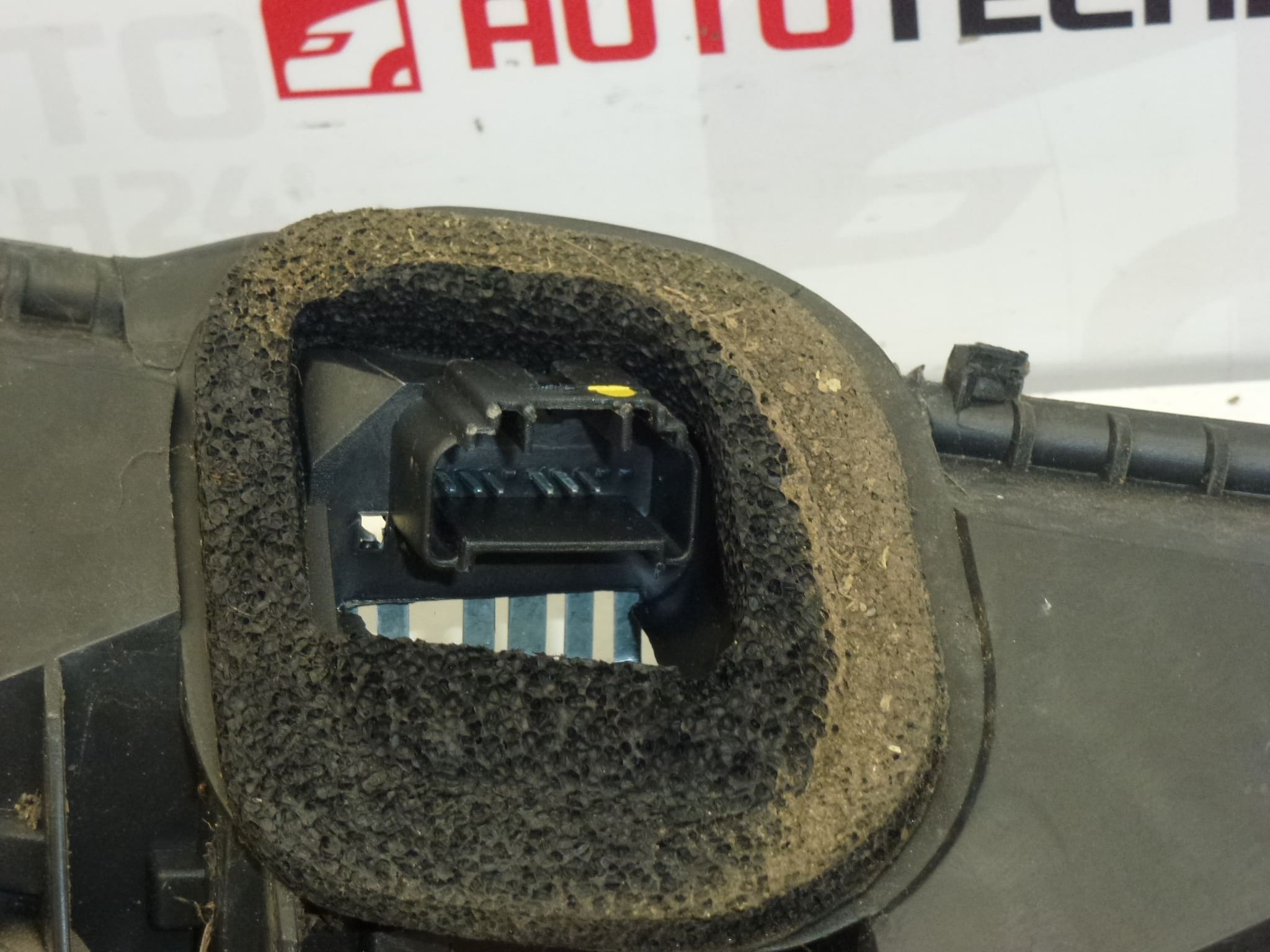 Socle d'ampoule pour feu arrière gauche Citroën C1 Peugeot 107 634686 – Image 2