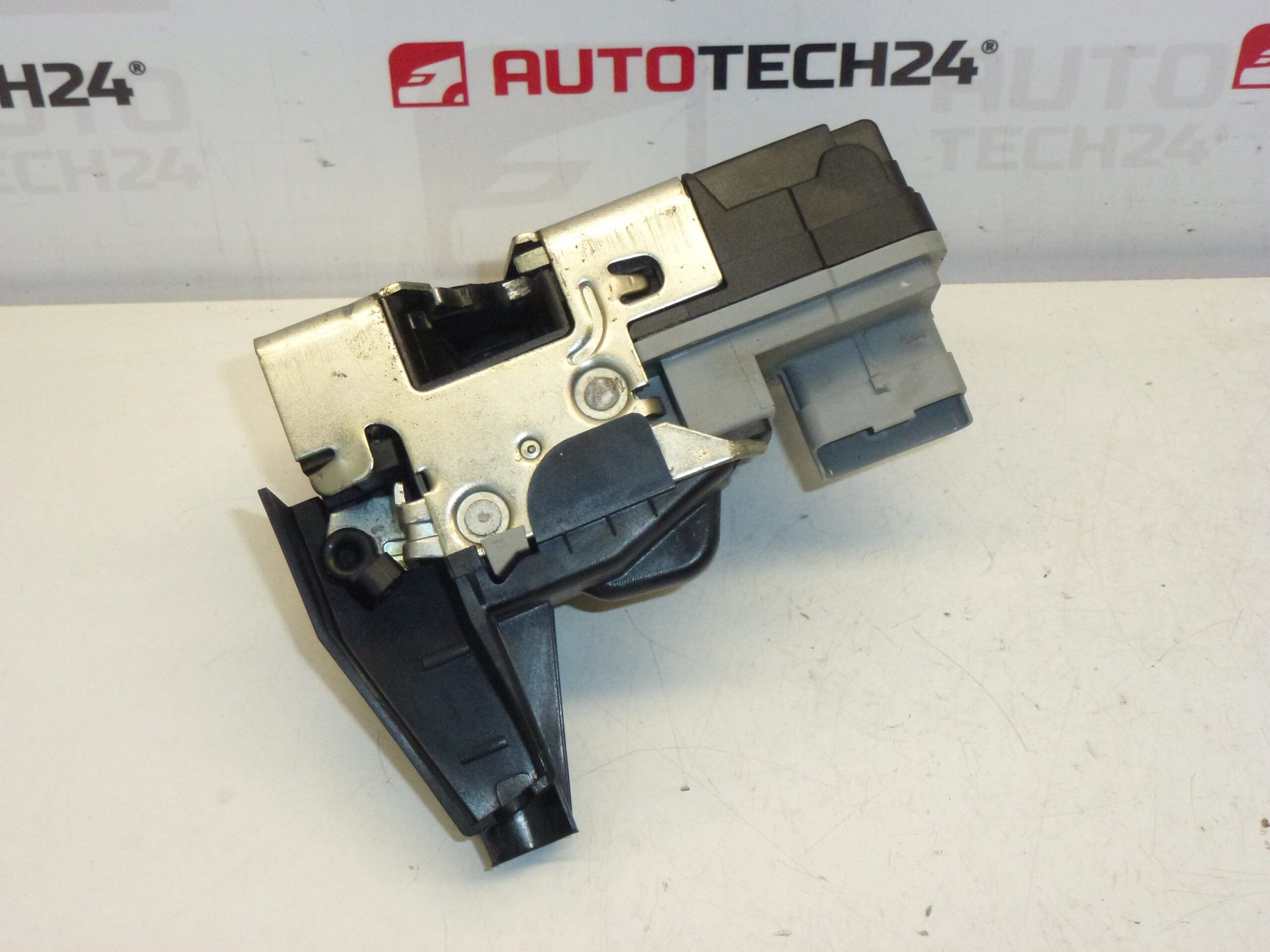 Pouteuse de porte d'entrée gauche Peugeot 307 9135Z0