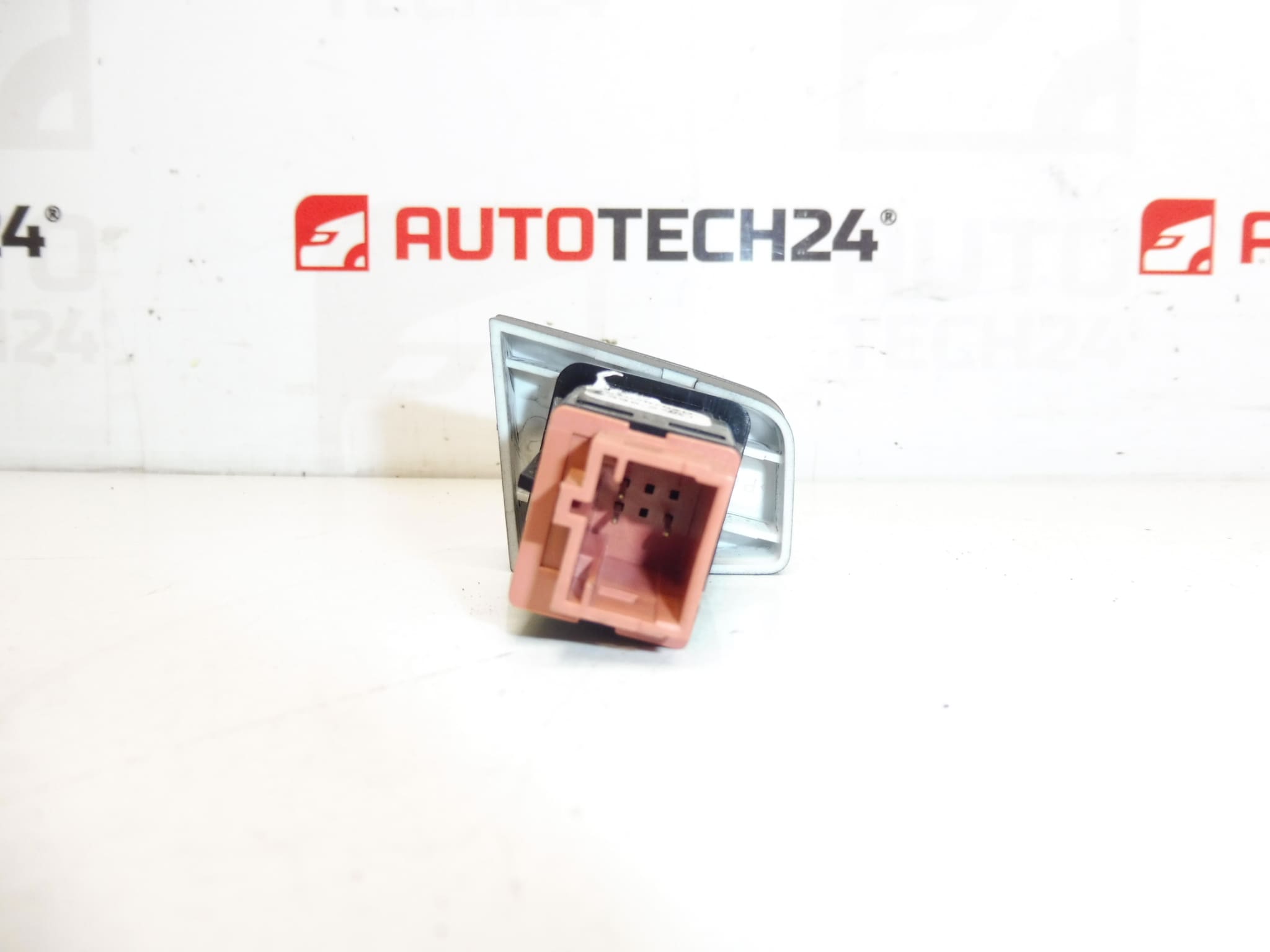 Commande des feux de détresse pour Citroën C-Élysée et Peugeot 301 - Réf. 96765876ZD – Image 2