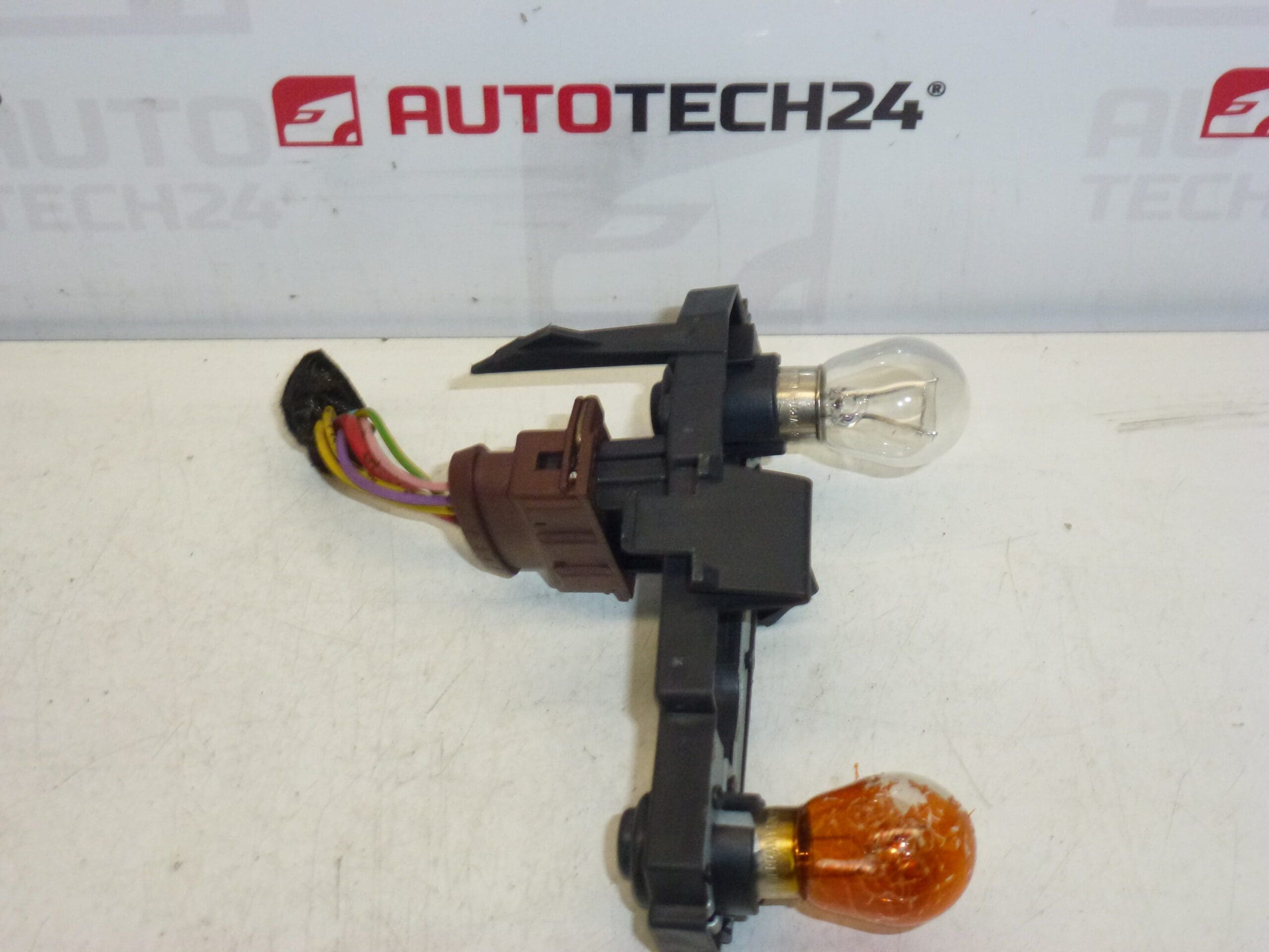 Support d'ampoule pour feu arrière extérieur gauche Peugeot 406 Break 6350H5 – Image 2