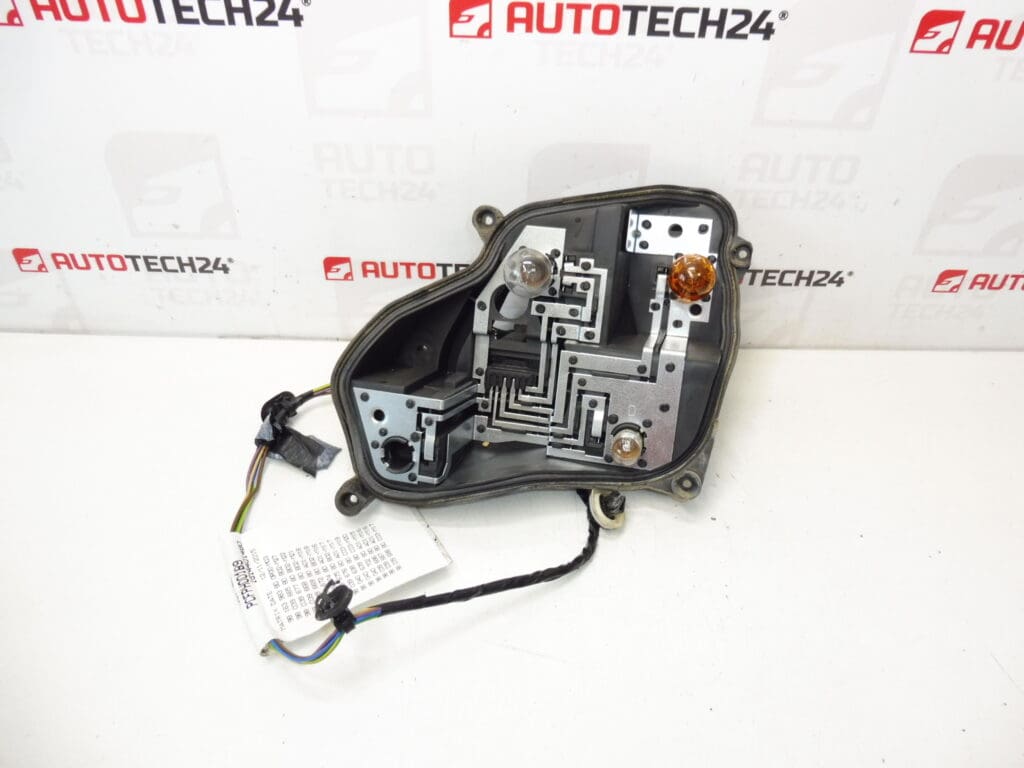 Partie de la lampe droite Peugeot 301 9674807880
