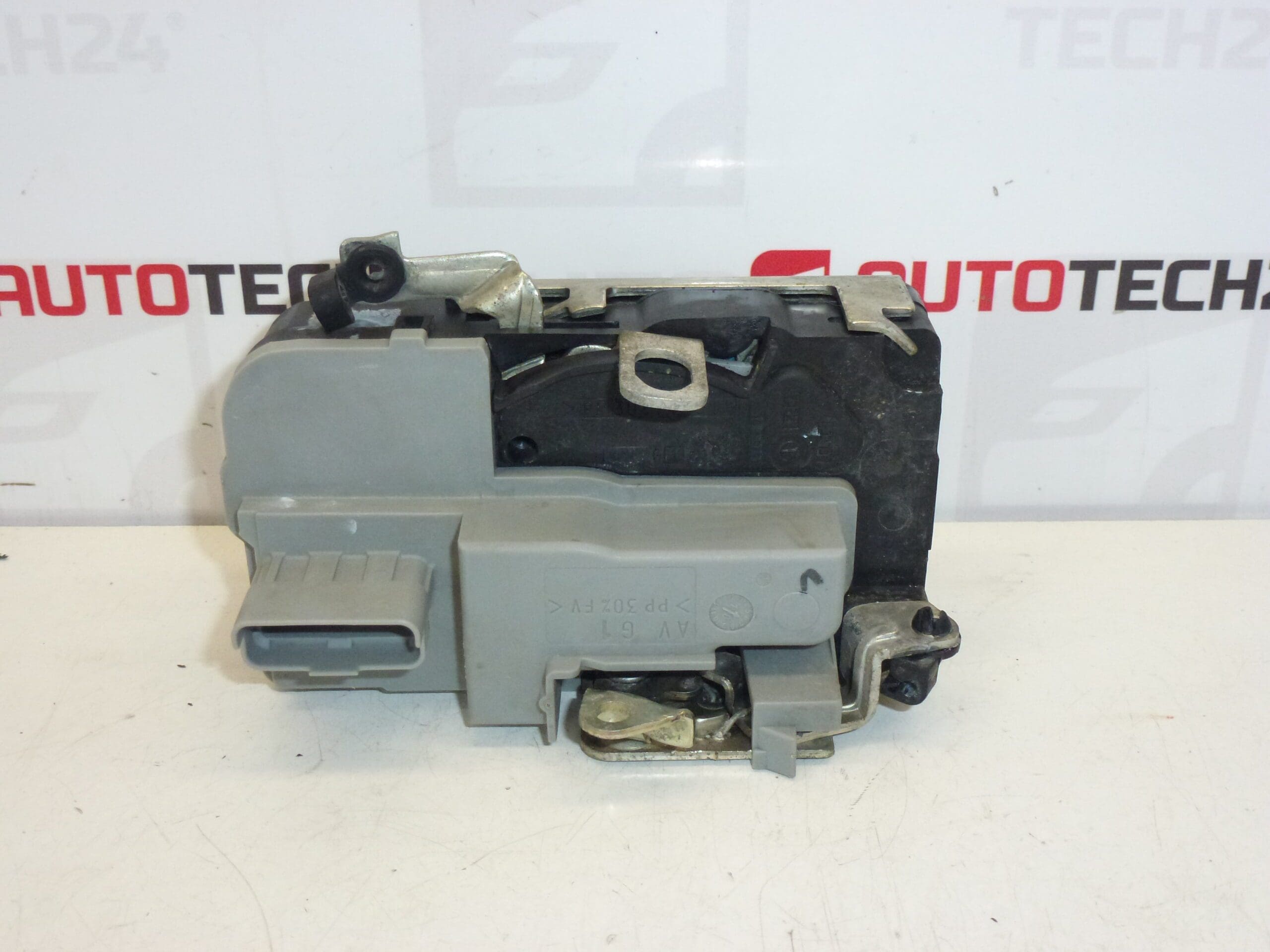 Serrure électrique de porte avant gauche d'occasion pour Peugeot 206/206+ - réf. 9135R9 – Image 2