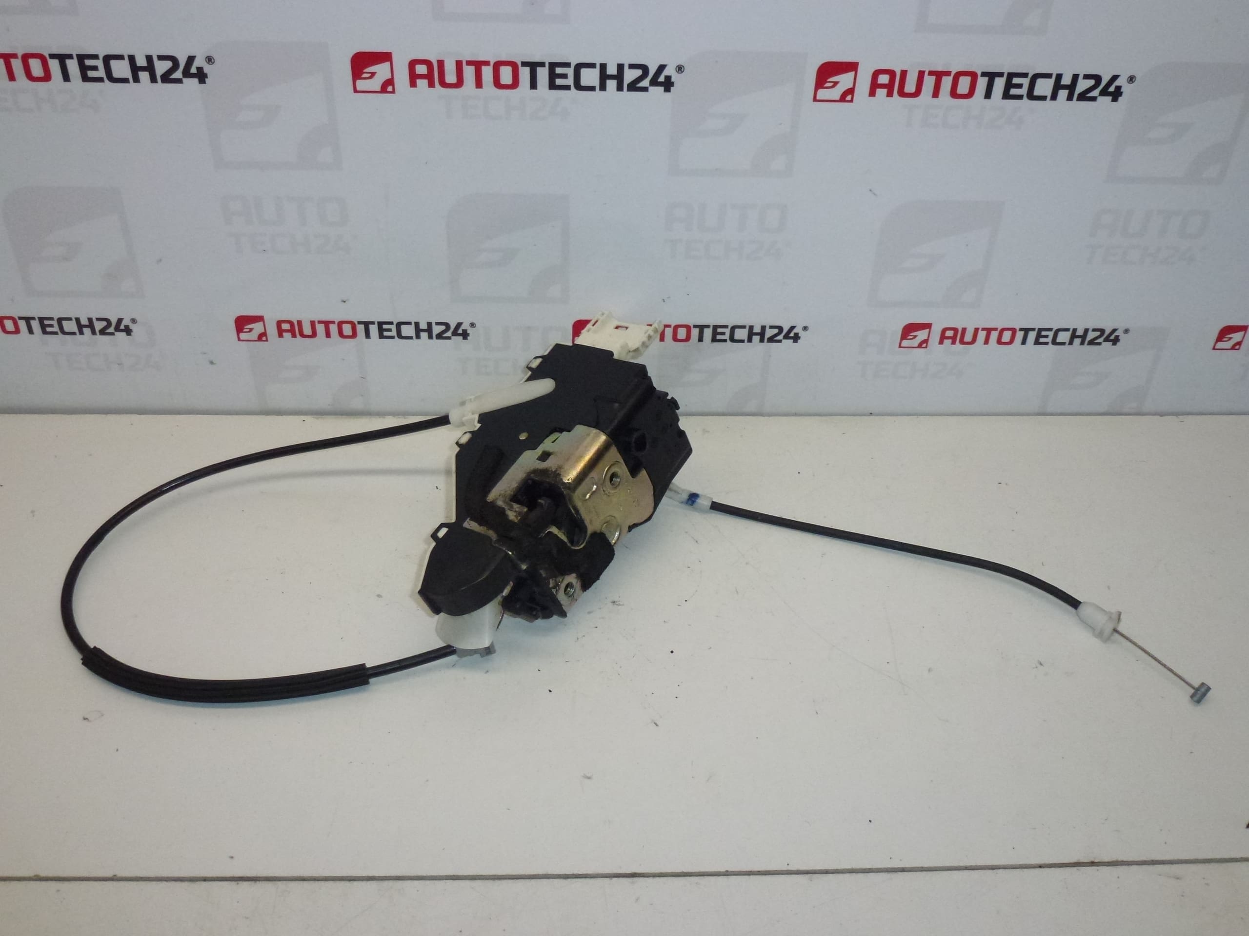 Serrure électrique de porte avant gauche d'occasion pour Peugeot 407 - réf. 9681333380 / 9135AY – Image 2