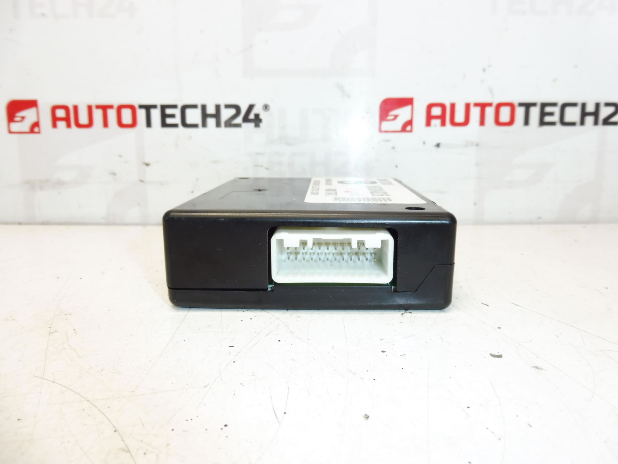 Module d'aide au stationnement pour Citroën C-Crosser et Peugeot 4007 - 8638A026 / 6590LY – Image 2