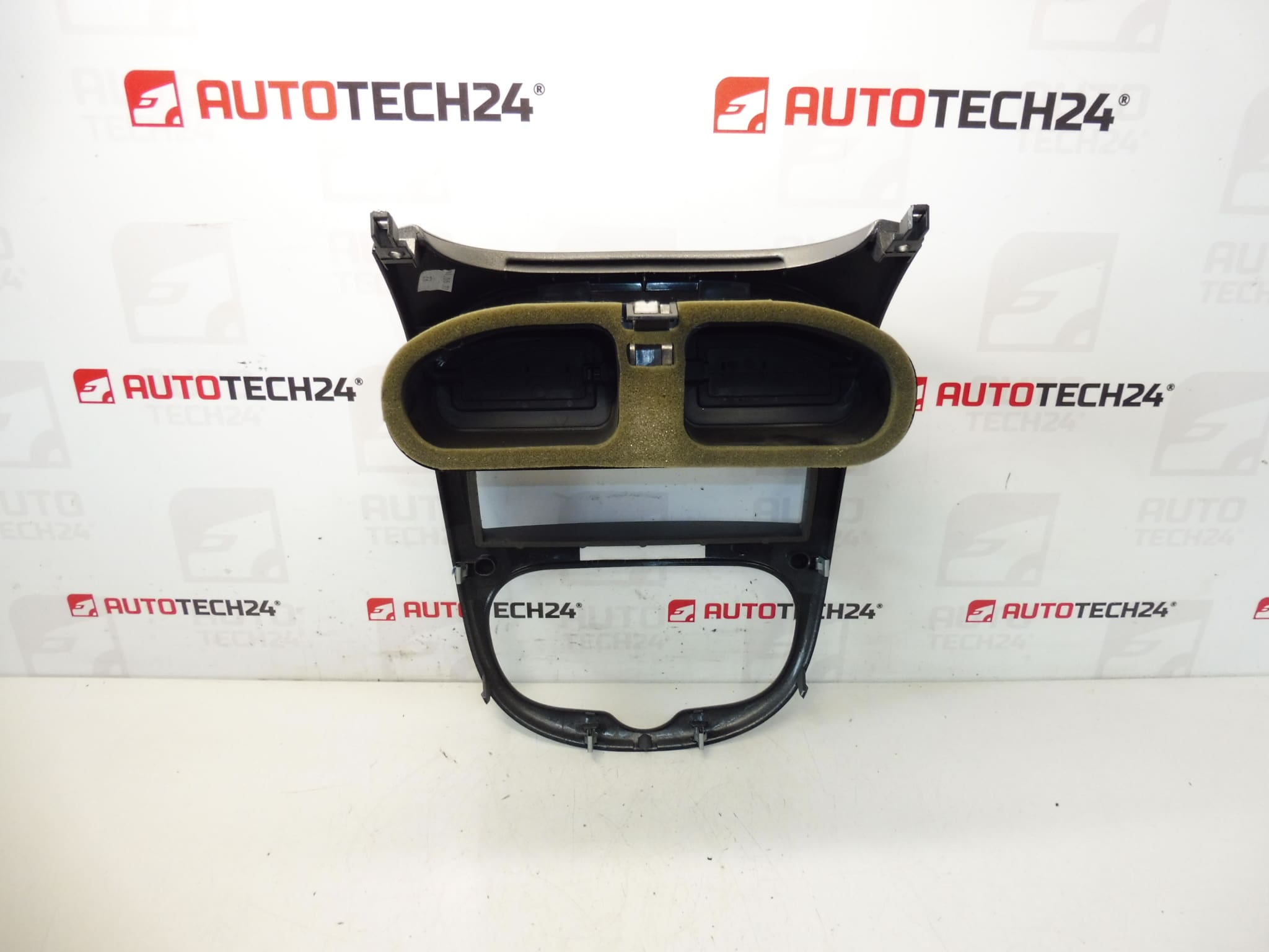 Cadre d'autoradio avec bouches d'aération Peugeot 206 8211C4 – Image 2