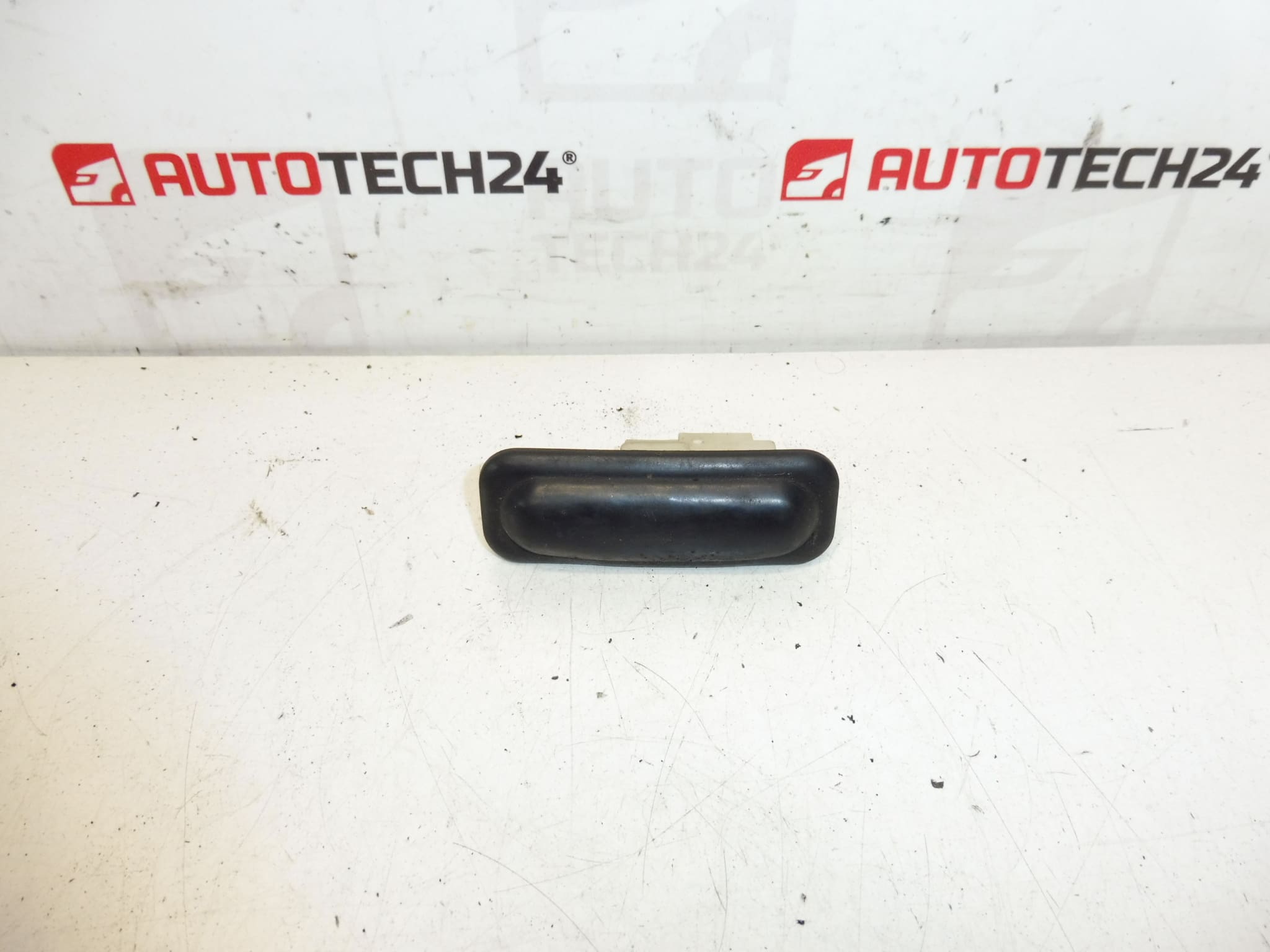 Commande d'ouverture de hayon Citroën DS 6490CN