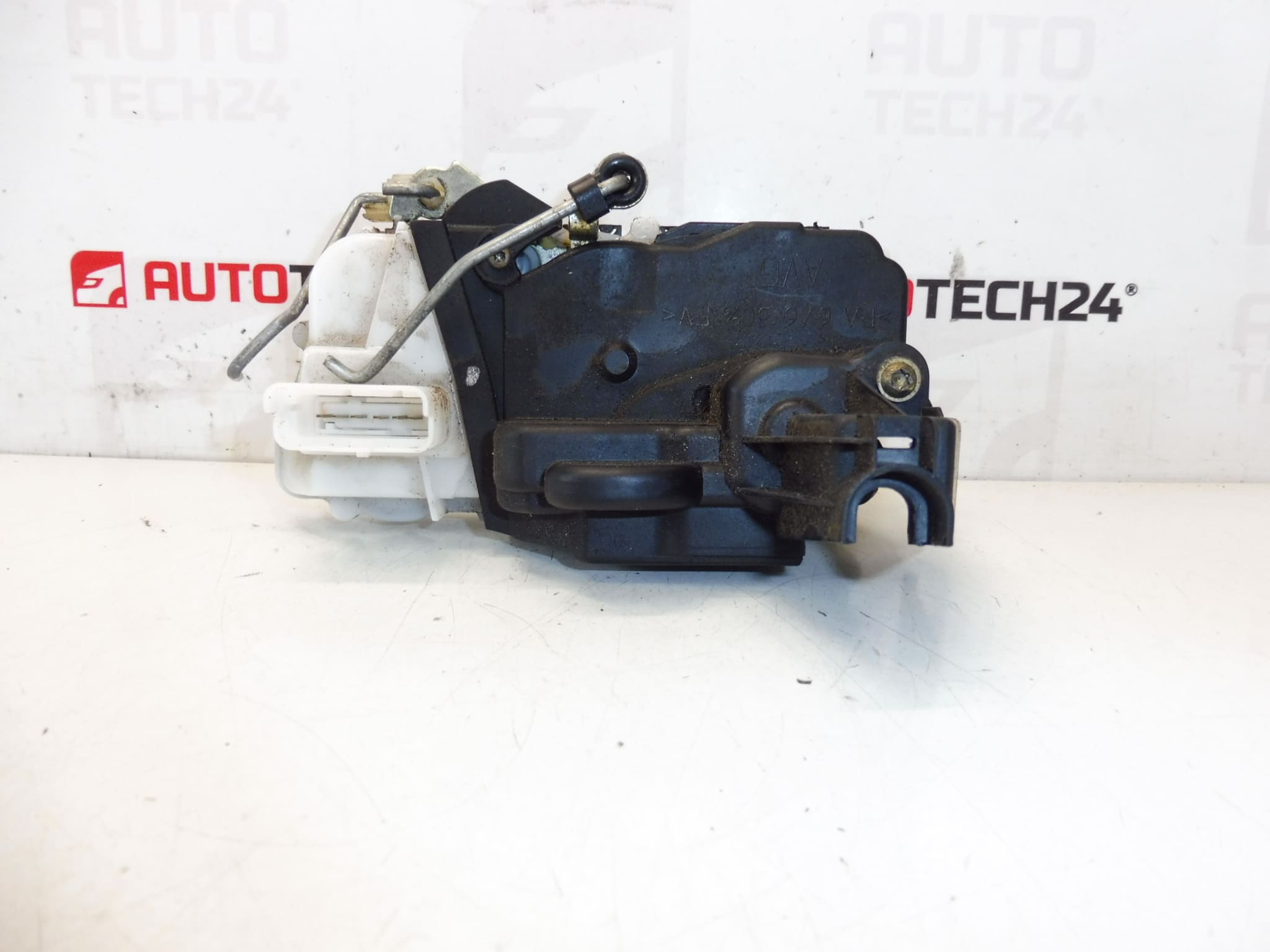 Serrure de porte avant gauche Peugeot 307 9135N6