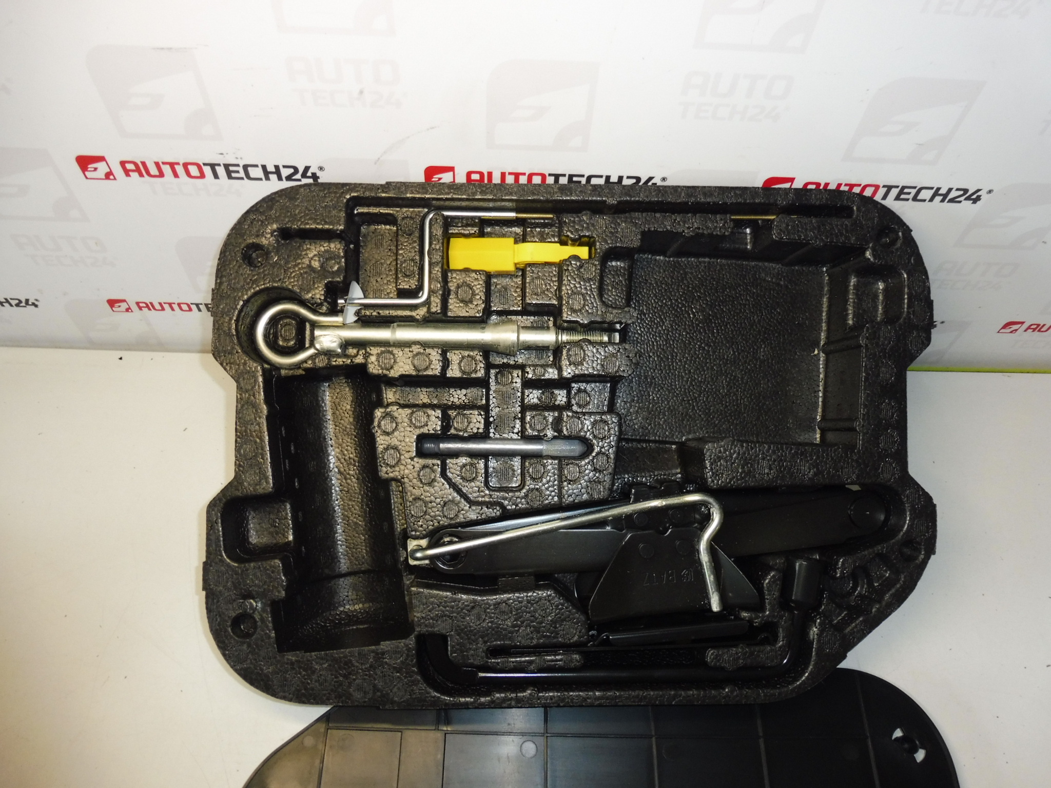 Kit d'outils (cric, clé, œillet de remorquage) pour Citroën C4 Picasso références : 6736A7, 674418, 672594, 671809, 671739