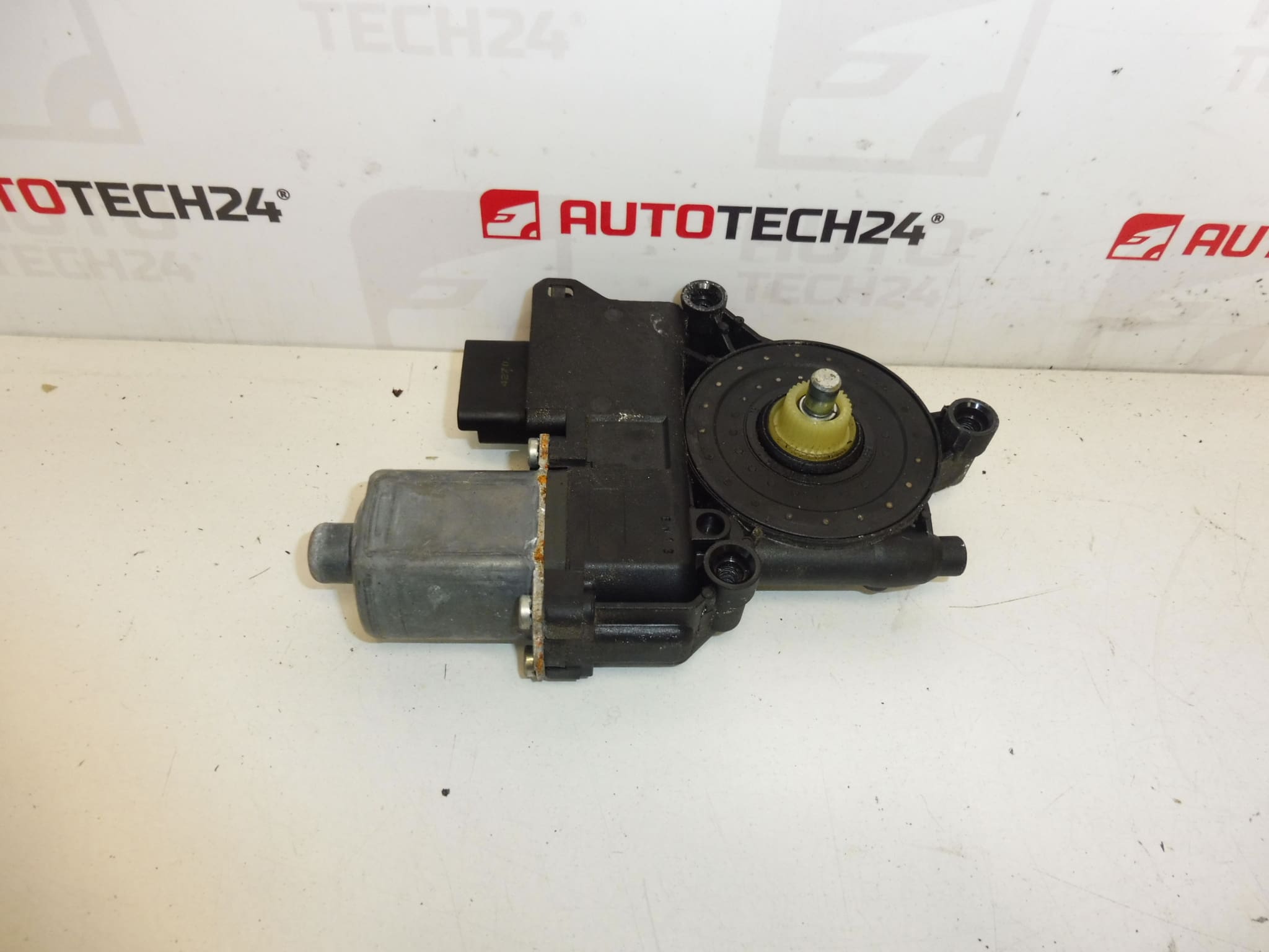 Moteur de lève-vitre avant droit pour Peugeot 308 (réf. 9657247580 / 9222CW)