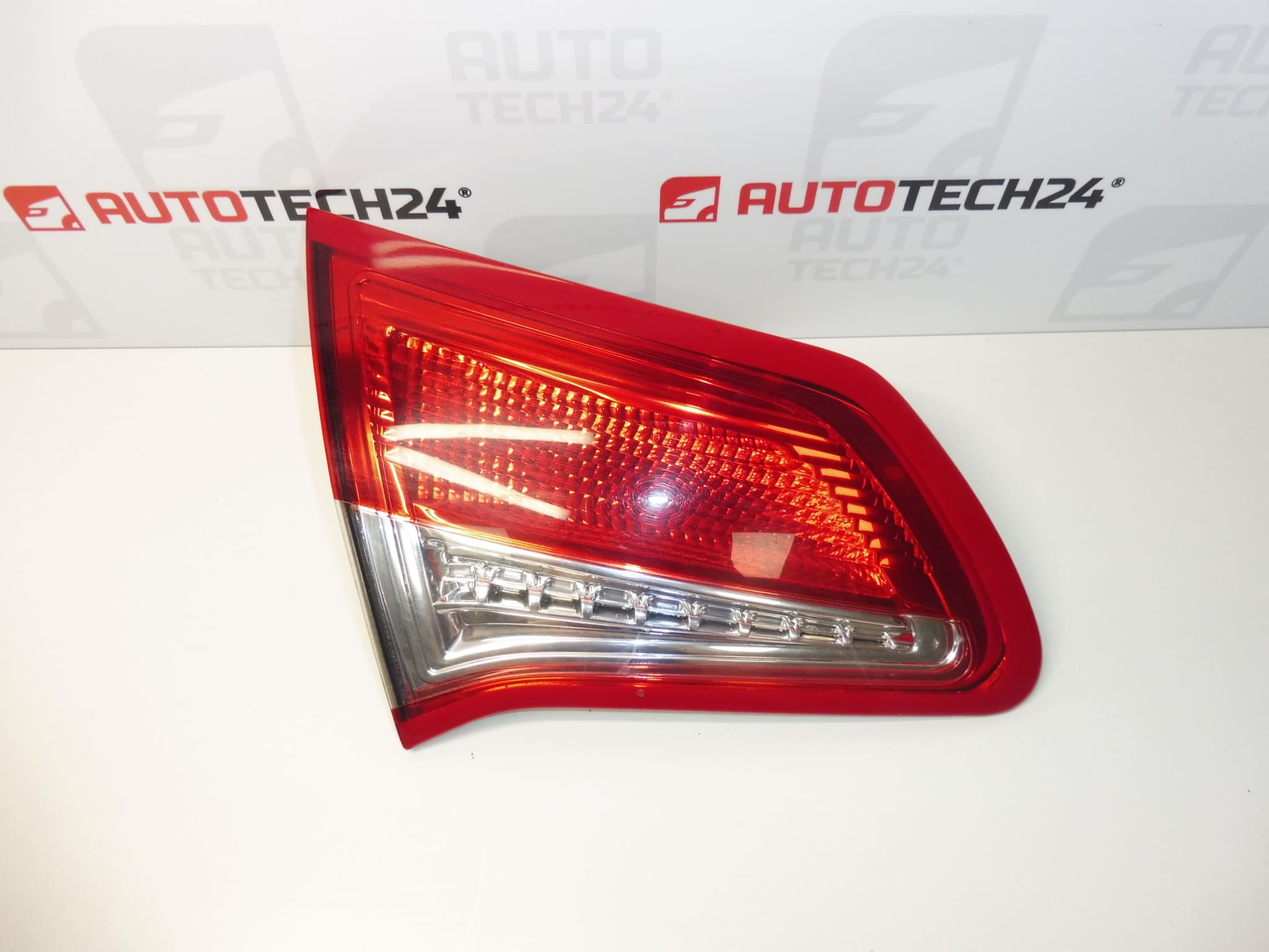 Cadre décoratif de feu arrière gauche Citroën C4 II 9672155880 7453E4