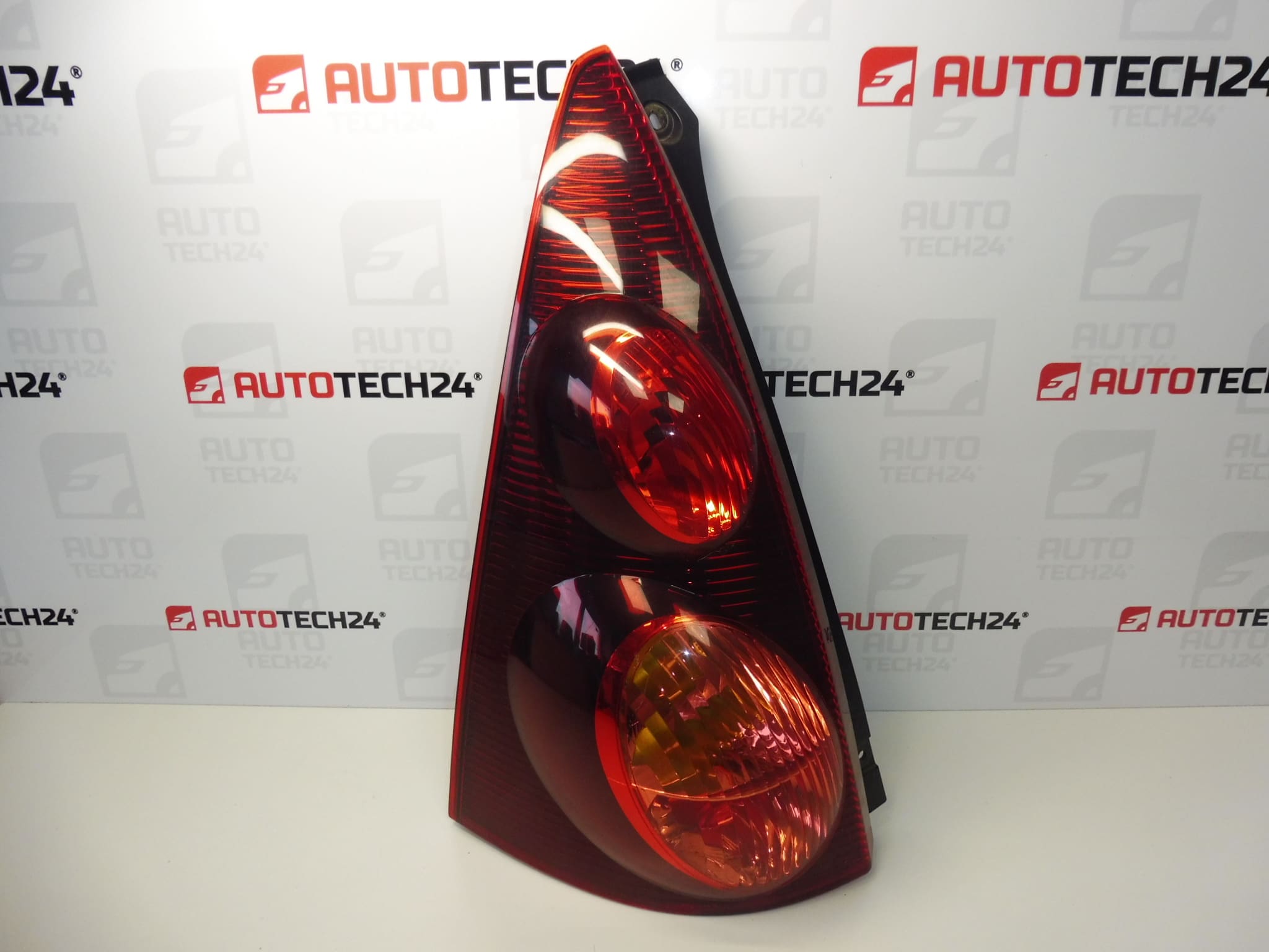 Feu arrière gauche Peugeot 107 2013 81560-0H090 1607990580