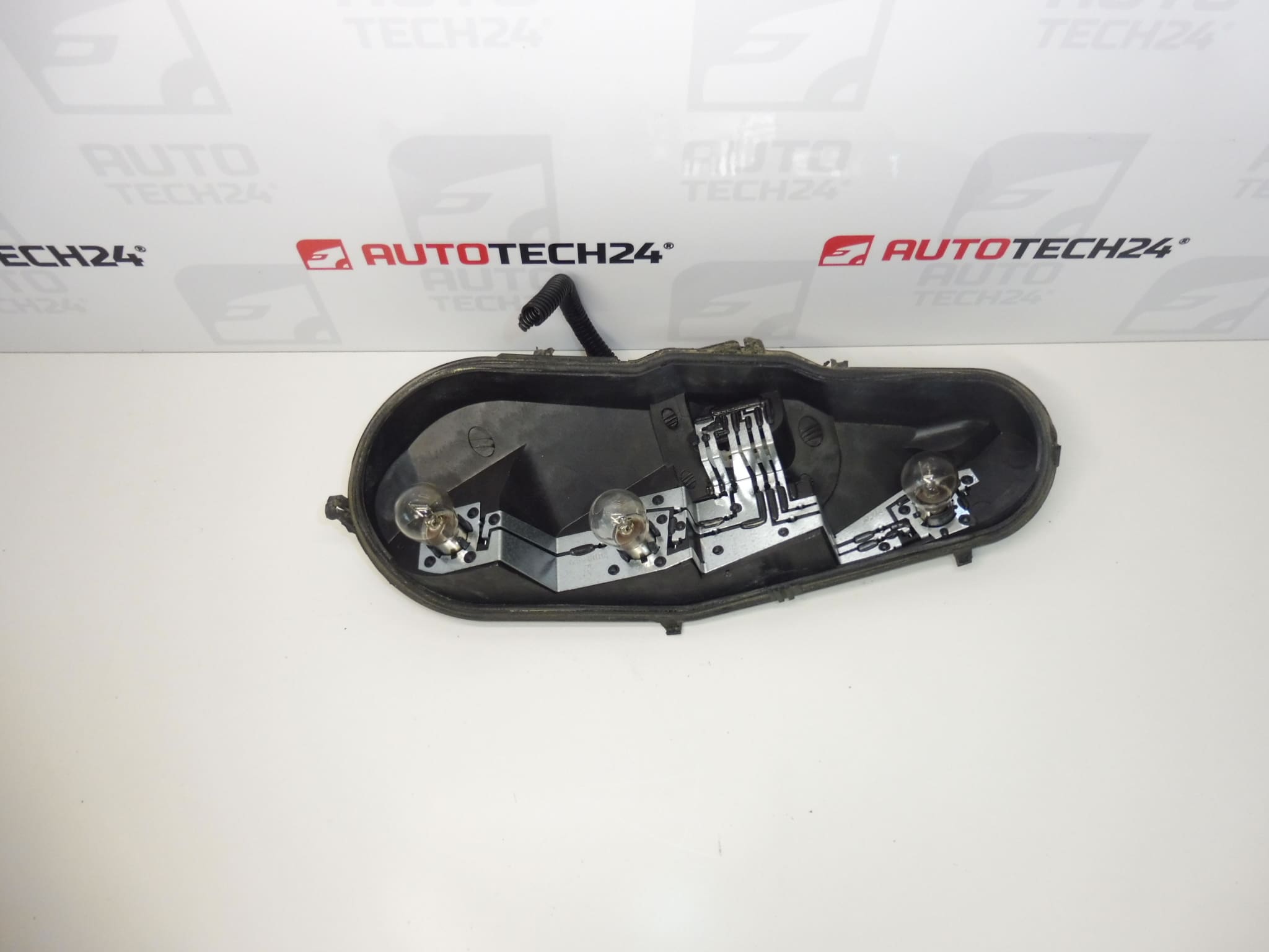 Support d’ampoules du feu arrière droit Citroën C1 Peugeot 107 1607990780